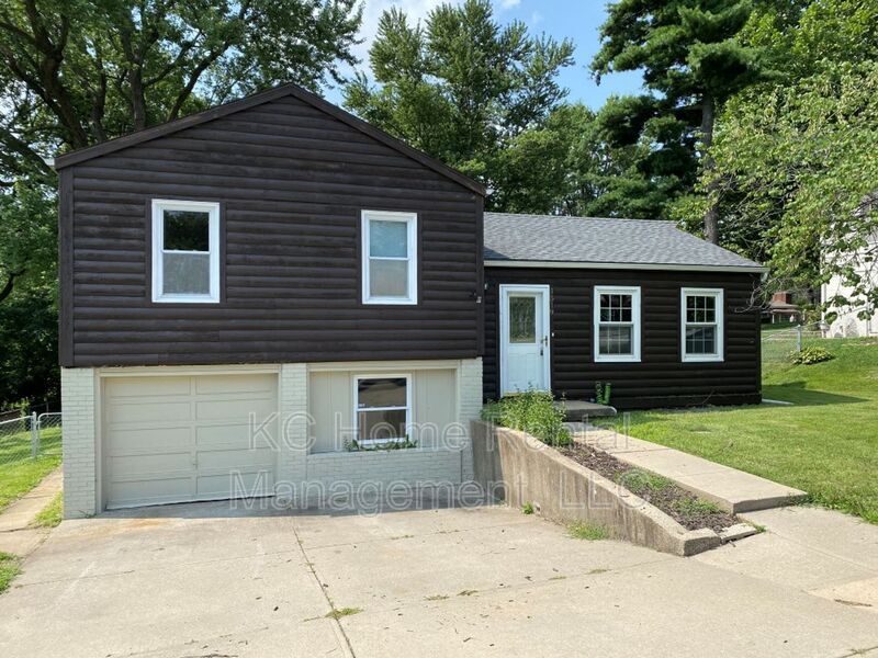 1519 NE Englewood Rd in Kansas City, MO - Building Photo