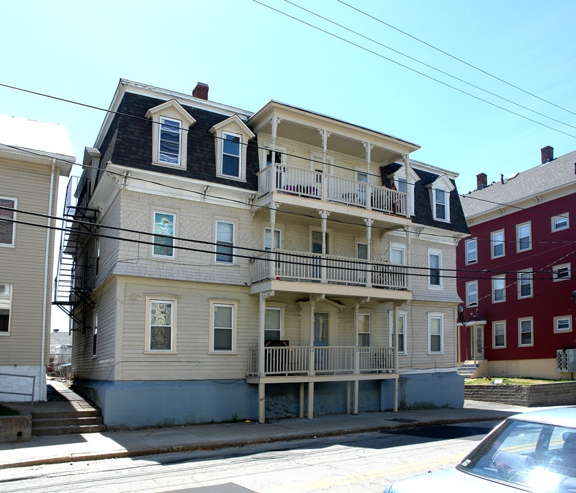 601 E School St in Woonsocket, RI - Foto de edificio