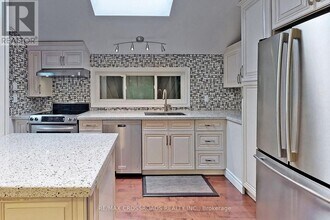 16 Sandalwood Pl in Toronto, ON - Building Photo - Building Photo