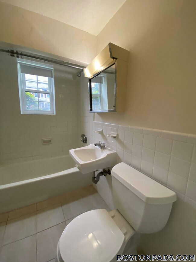 4 Brattle Dr in Arlington, MA - Foto de edificio - Building Photo