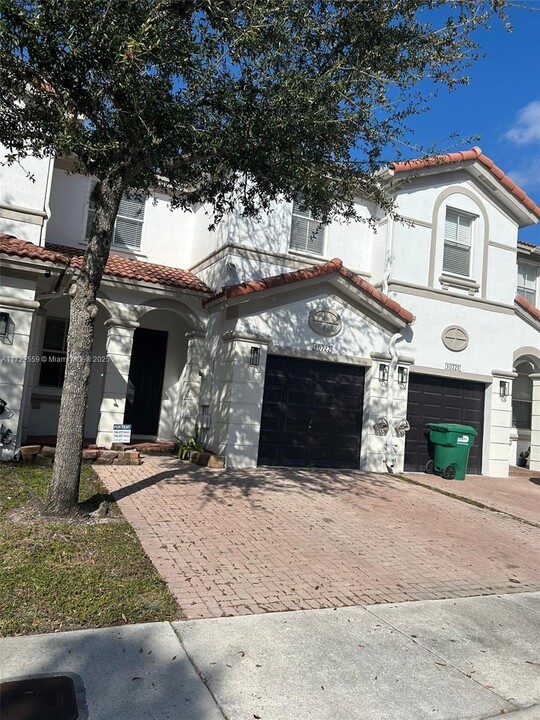 10727 NW 81st Ln in Doral, FL - Building Photo