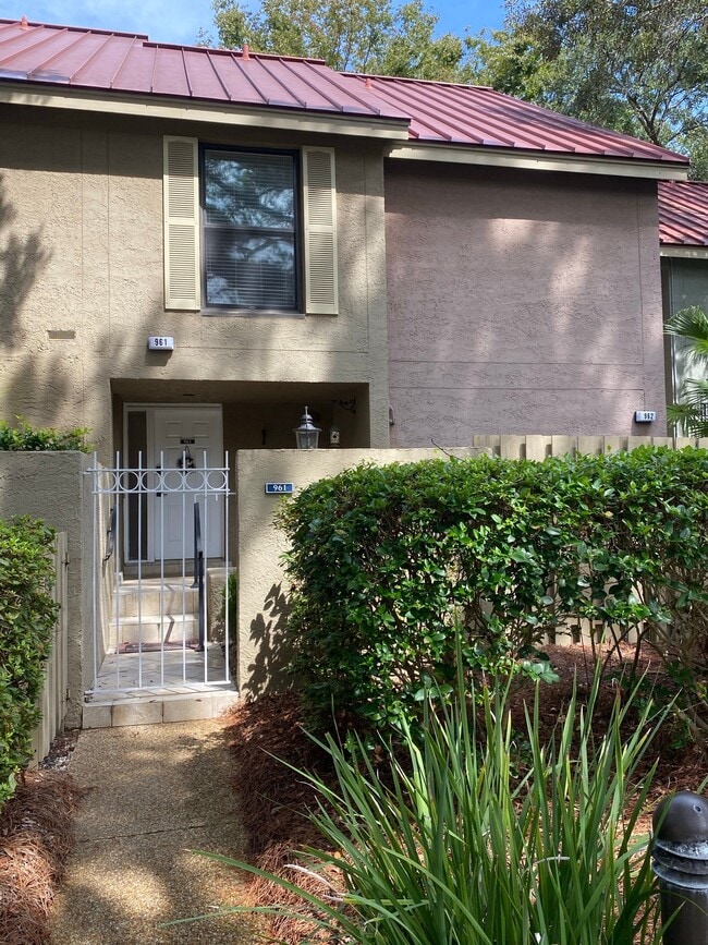6 Lighthouse Ln in Hilton Head Island, SC - Building Photo - Building Photo