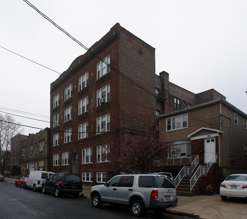 84 W 25th St in Bayonne, NJ - Foto de edificio
