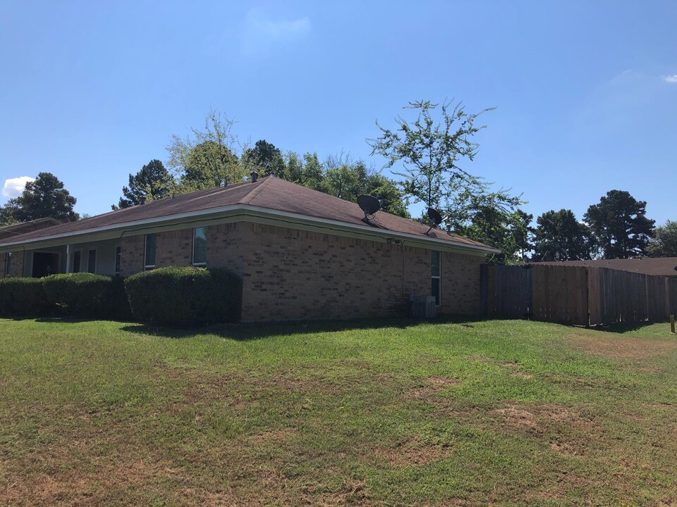 318 Nikki Dr-Unit -318 B in Longview, TX - Building Photo