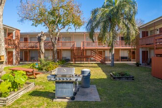 Portland Manor Apartments in Portland, TX - Foto de edificio - Building Photo