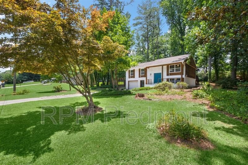 2966 Fern Valley Dr SW in Marietta, GA - Building Photo