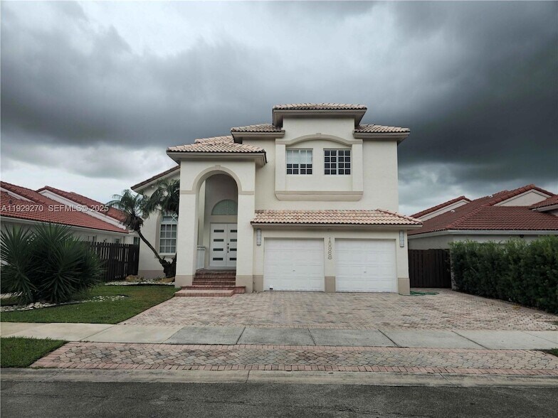 10968 NW 73rd St in Doral, FL - Foto de edificio
