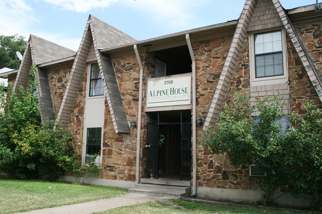 Alpine House Condominiums in Dallas, TX - Building Photo