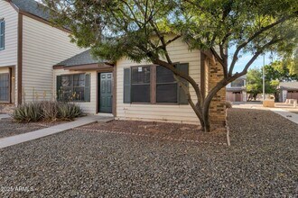 6611 W Kingston Ln in Glendale, AZ - Building Photo - Building Photo