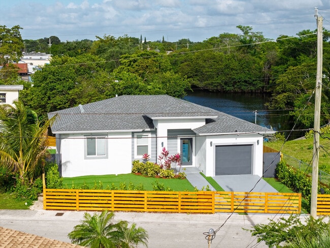 655 NW 24th Ave in Fort Lauderdale, FL - Building Photo - Building Photo