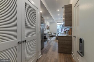 5545 Pulaski Ave, Unit 309 in Philadelphia, PA - Foto de edificio - Building Photo