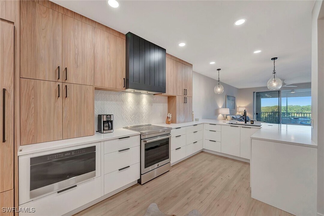 7671 Pebble Creek Cir in Naples, FL - Building Photo