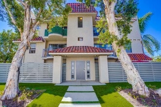 4040-4060 S Hoover St (B) in Los Angeles, CA - Building Photo - Building Photo