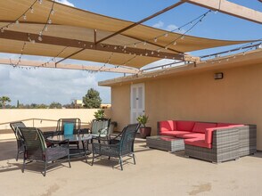 Huston Court in North Hollywood, CA - Foto de edificio - Building Photo