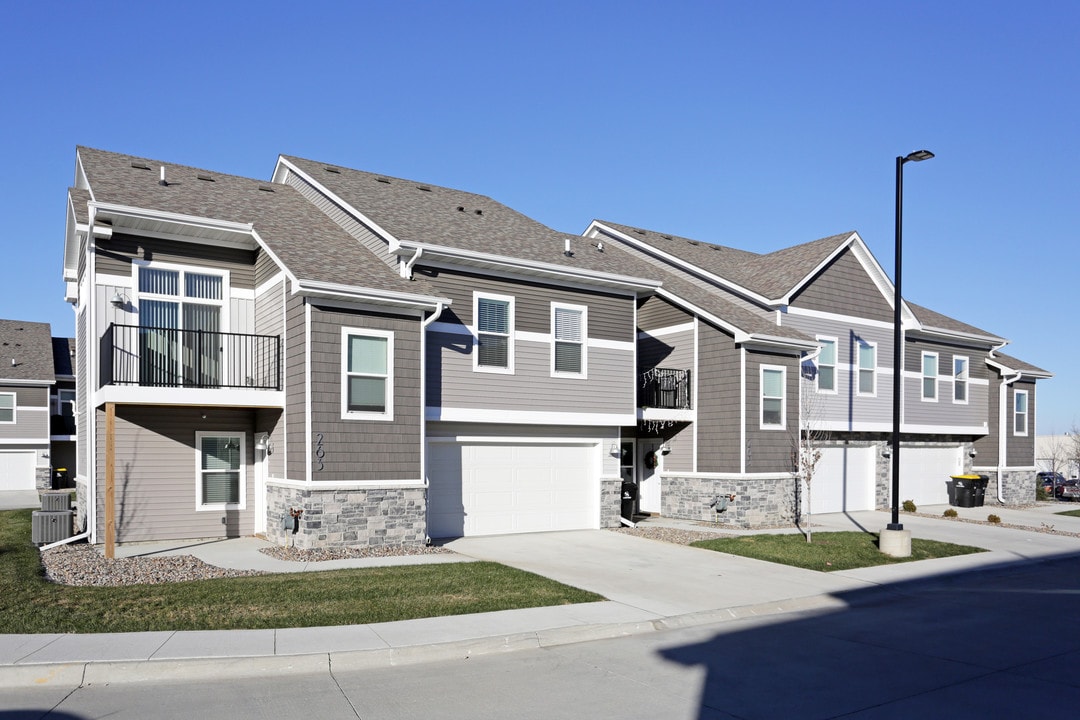 Boulder Pointe Townhomes/ Tallgrass Ranches in Waukee, IA - Building Photo