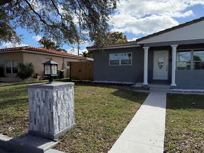 214 SE 3rd Ter in Dania Beach, FL - Building Photo - Building Photo