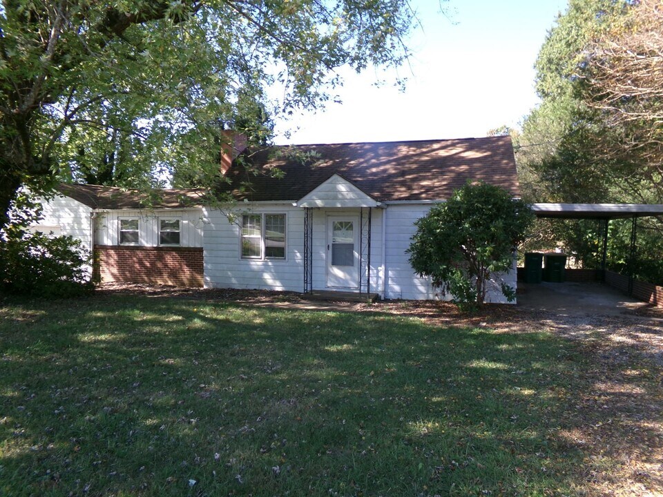 2630 Darrow Rd in Walkertown, NC - Building Photo