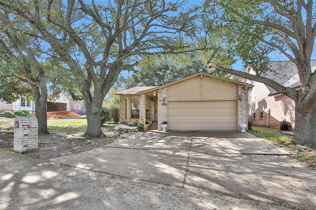 106 Fairway View Ln in Montgomery, TX - Building Photo