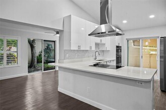 490 St Tropez Cir NE in St. Petersburg, FL - Building Photo - Building Photo