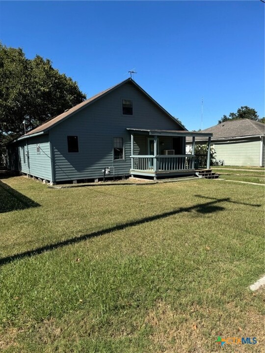 206 Rogers St E in Ganado, TX - Building Photo