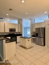 12255 Lake Fern Dr E in Jacksonville, FL - Building Photo - Building Photo