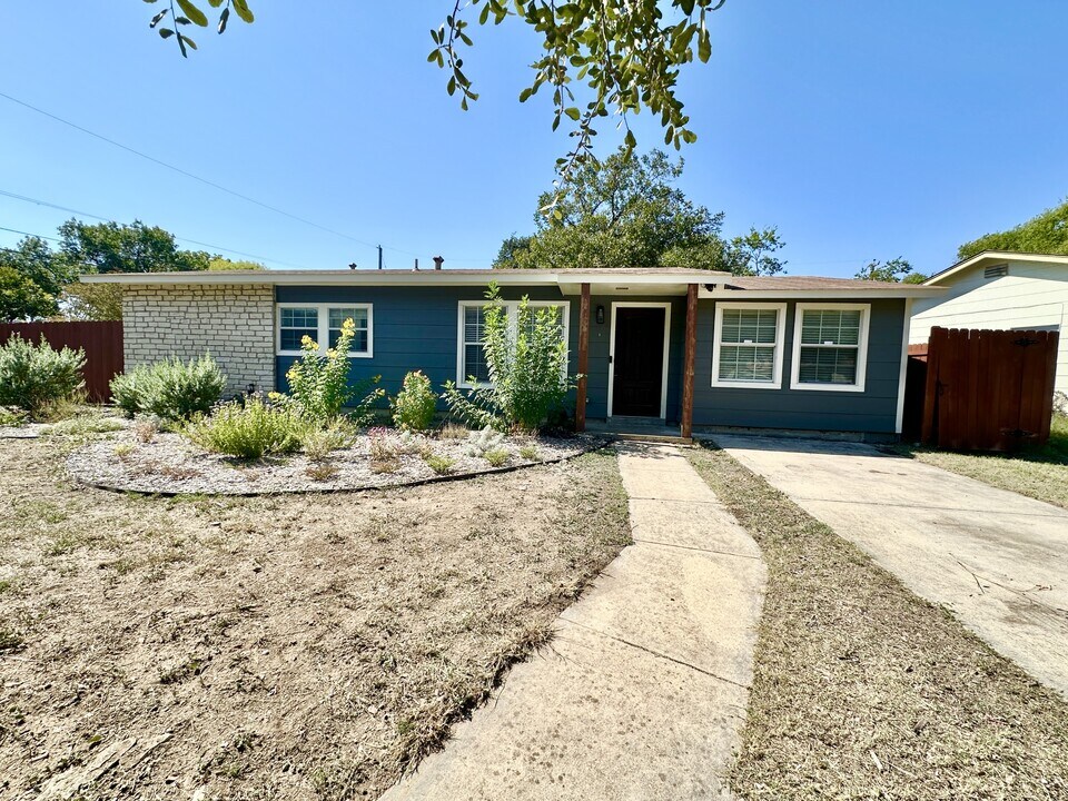 2902 Shady Springs Dr in San Antonio, TX - Building Photo