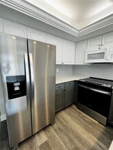 6490 Cape Hatteras Way NE in St. Petersburg, FL - Building Photo - Building Photo