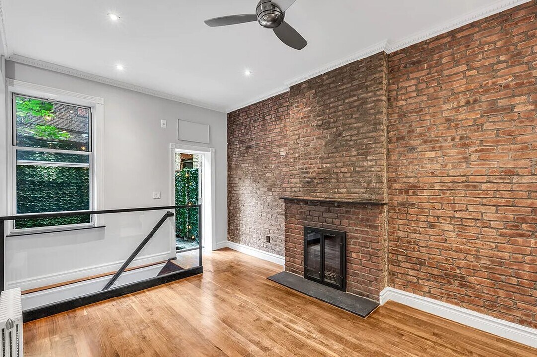 562 Hudson St in New York, NY - Building Photo