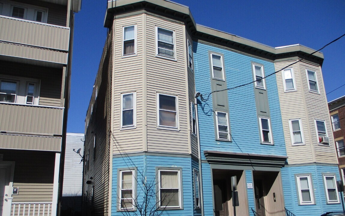 68-70 Shawmut St in Chelsea, MA - Foto de edificio
