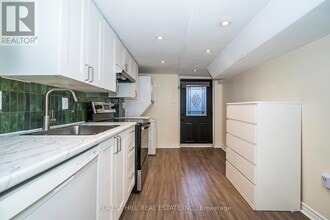 181 Montrose Ave in Toronto, ON - Building Photo - Building Photo
