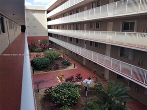 600 NW 32nd Pl, Unit 217 in Miami, FL - Building Photo - Building Photo