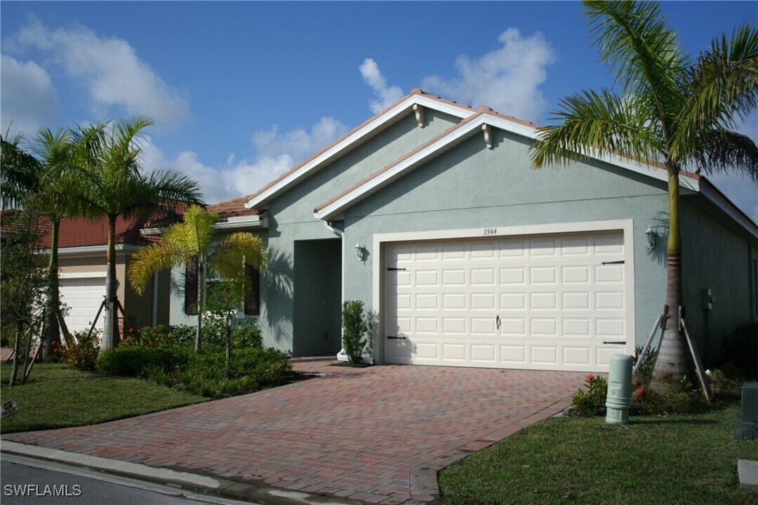 3944 Cross Water Dr in North Fort Myers, FL - Building Photo