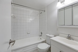 Queensway Manor in Mississauga, ON - Building Photo - Building Photo