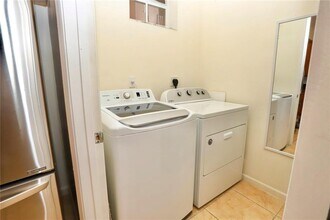 1033 NE 17th Way in Fort Lauderdale, FL - Foto de edificio - Building Photo