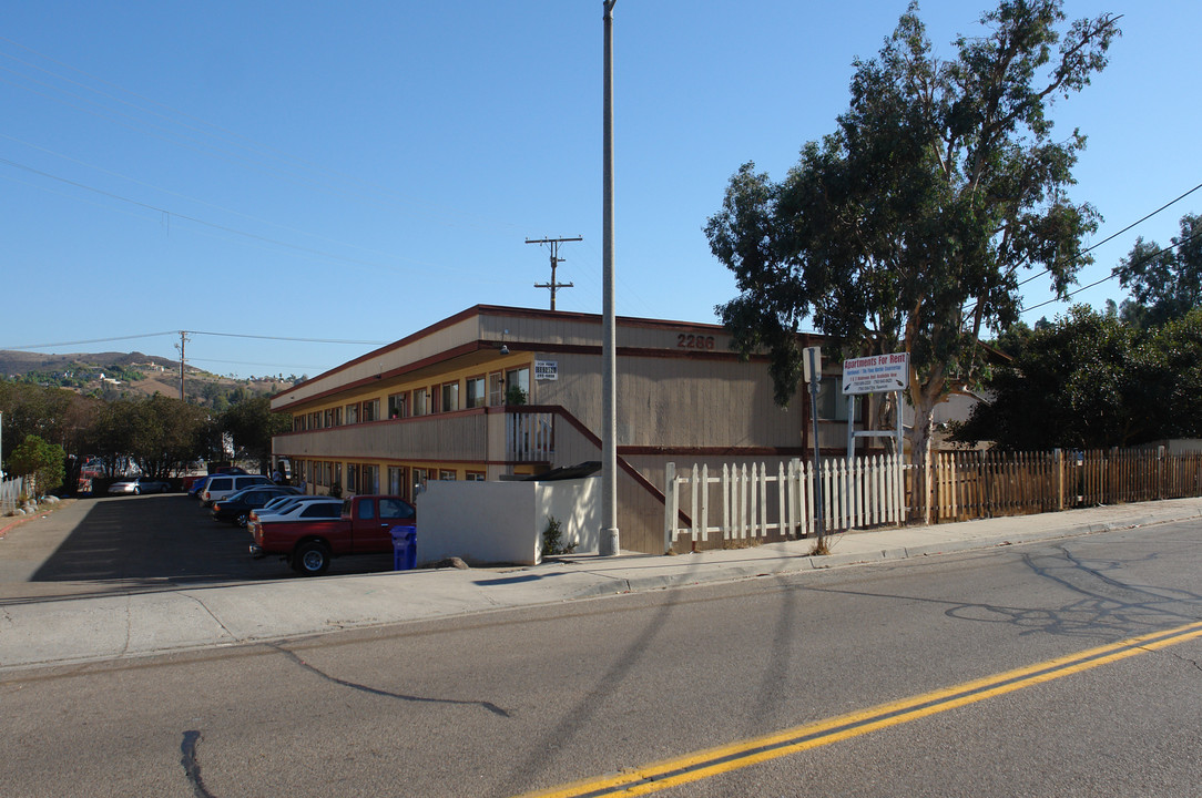 2286 Primrose Ave in Vista, CA - Foto de edificio