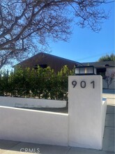 901 Irving Dr in Burbank, CA - Building Photo - Building Photo