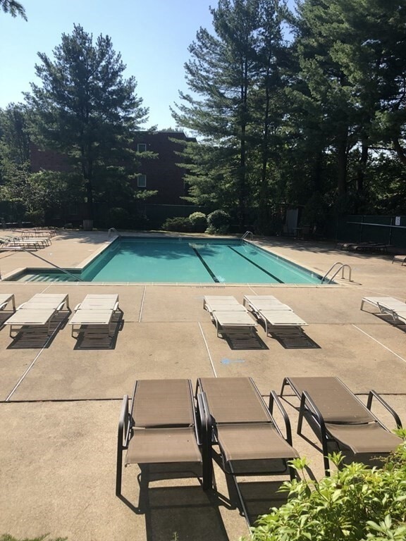 55 Broadlawn Park, Unit 17 in Chestnut Hill, MA - Building Photo - Building Photo