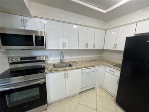 447 NE 195th St in Miami, FL - Building Photo - Building Photo
