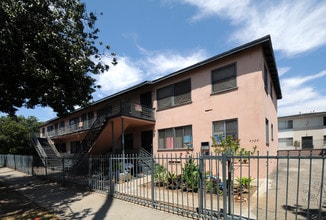 4325 Clinton St in Los Angeles, CA - Building Photo - Building Photo