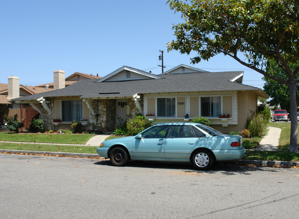 7601 Amazon Dr in Huntington Beach, CA - Building Photo