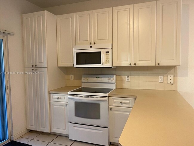 4950 Washington St in Hollywood, FL - Building Photo - Building Photo