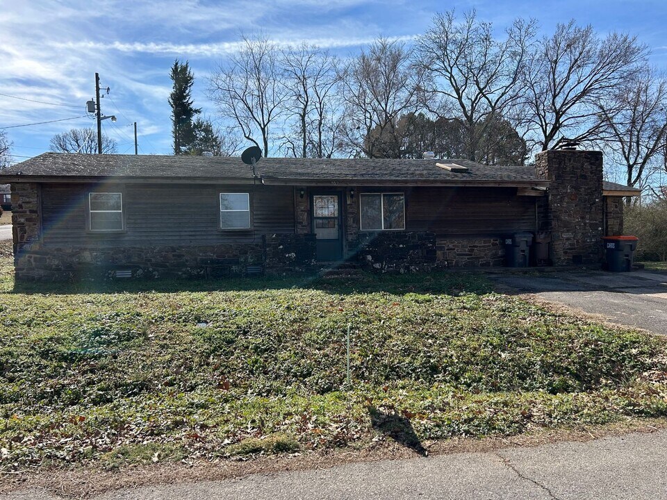 102 E Elm St in Russellville, AR - Building Photo