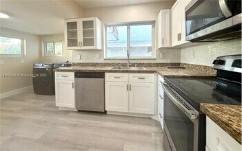 716 NE 7th St in Hallandale Beach, FL - Foto de edificio - Building Photo