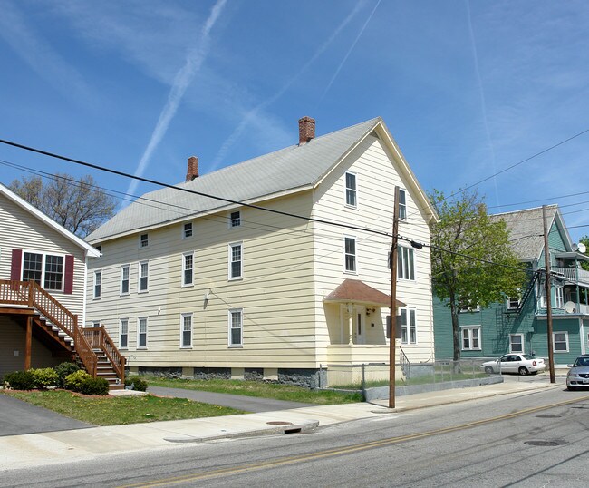 490 E School St in Woonsocket, RI - Foto de edificio - Building Photo