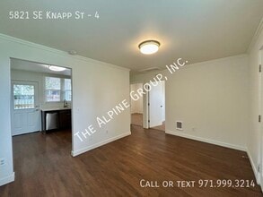5821 SE Knapp St in Portland, OR - Building Photo - Building Photo