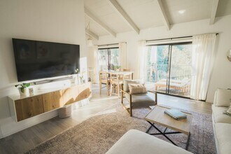 1031 Miramonte Dr in Santa Barbara, CA - Building Photo - Building Photo