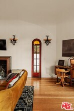 2002 N Las Palmas Ave in Los Angeles, CA - Building Photo - Building Photo