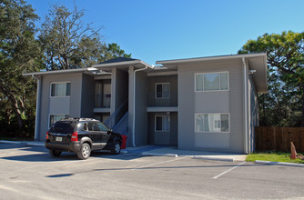 College Courtyard in Niceville, FL - Foto de edificio - Building Photo