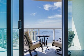 3000 Oasis Grand Blvd, Unit LPH-1 in Ft. Myers, FL - Building Photo - Building Photo