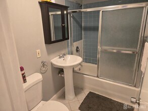 143 College Dr in Edison, NJ - Building Photo - Building Photo